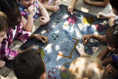 Enfants en train de faire une activité artistique